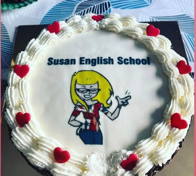 Torta decorata con la mascotte e la scritta Susan English School